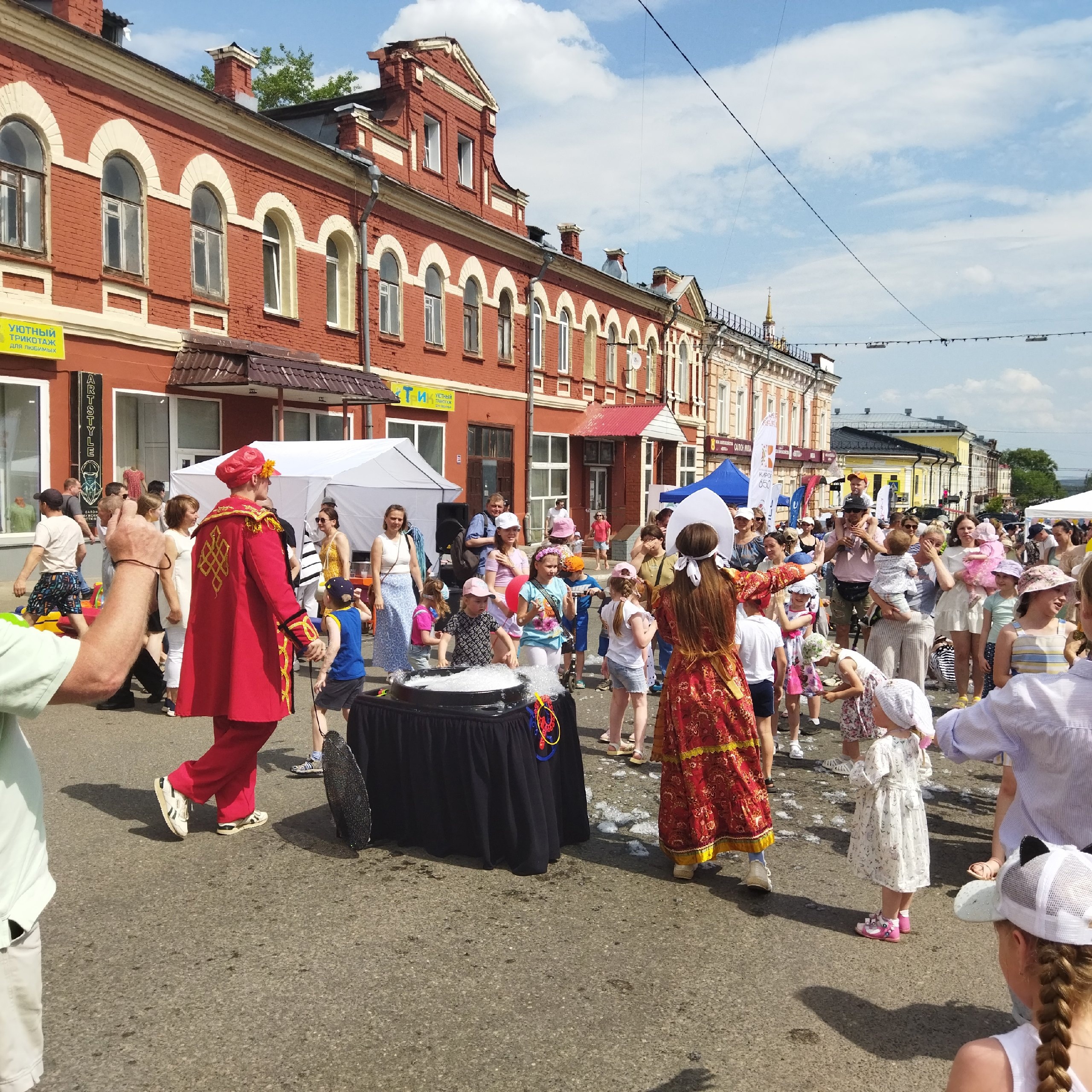 Живое пение и сказочные забавы ждут кировчан в первые выходные августа