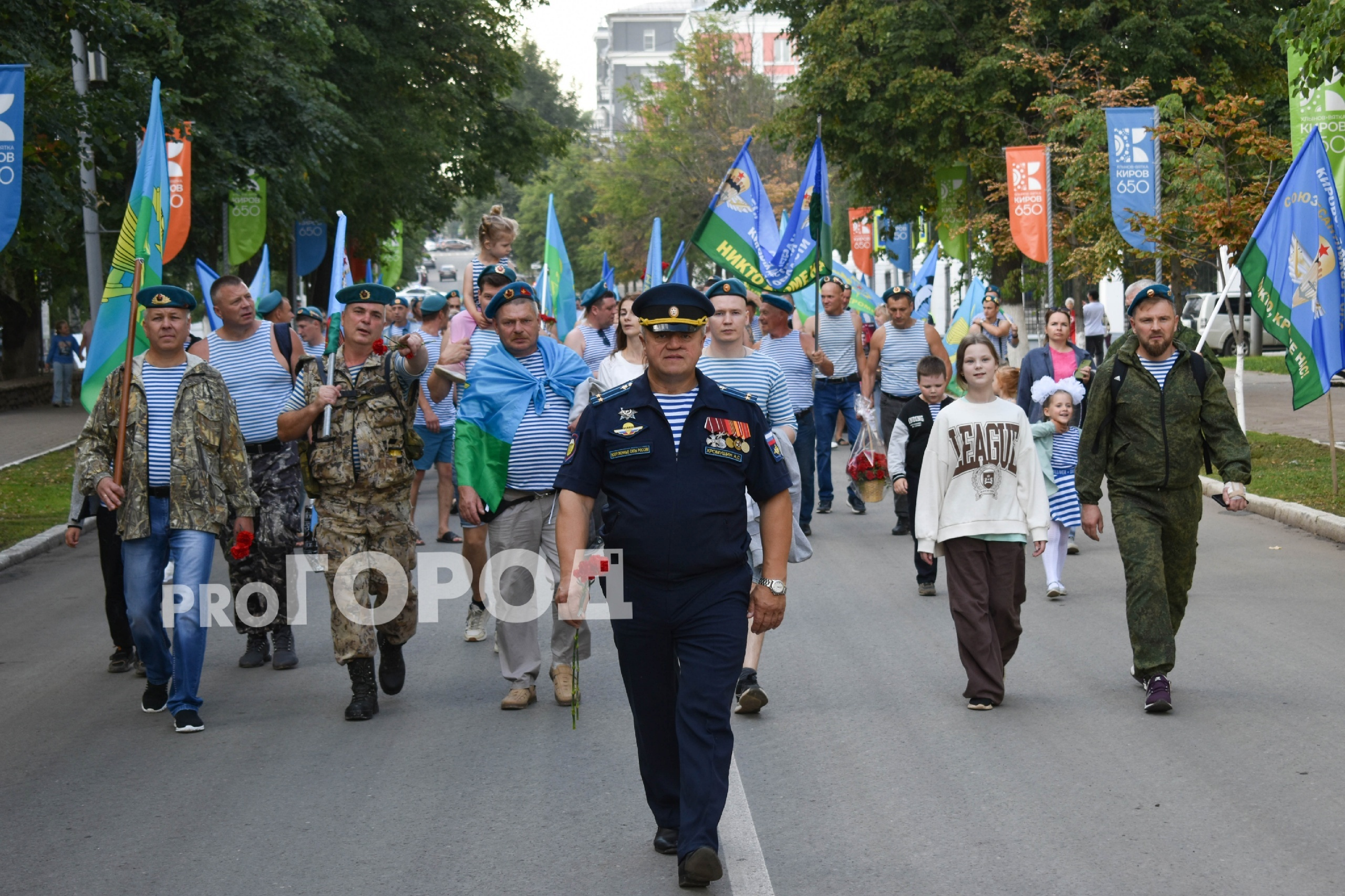 В Кирове отметили 94-ю годовщину ВДВ: фоторепортаж с праздника 