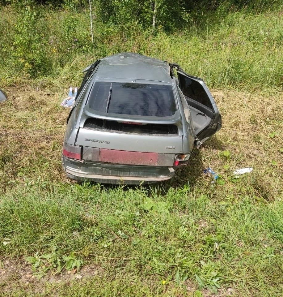 Съехал в кювет и опрокинулся: на трассе в Кировской области два человека пострадали в ДТП