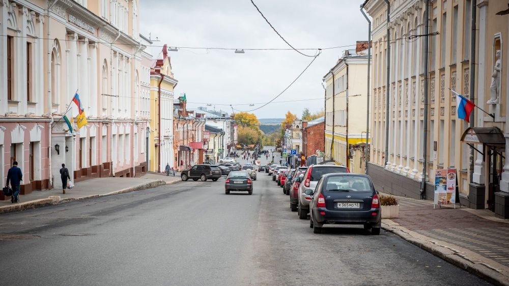 В Кирове на центральных улицах благоустроили 17 тротуаров и подсветят 118 зданий