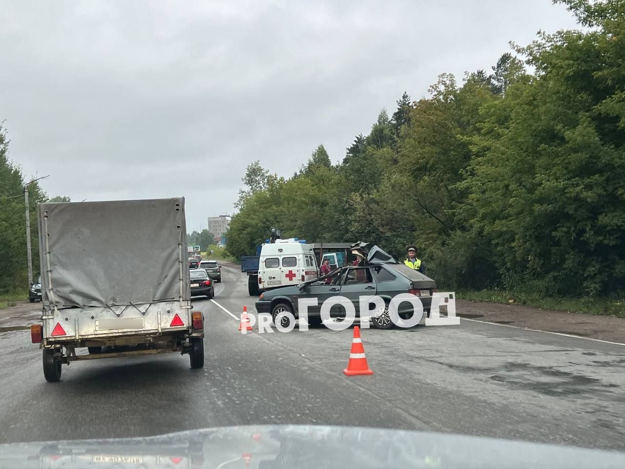 В Кирово-Чепецке КамАЗ снес крышу легковушке: пострадали двое, включая ребенка