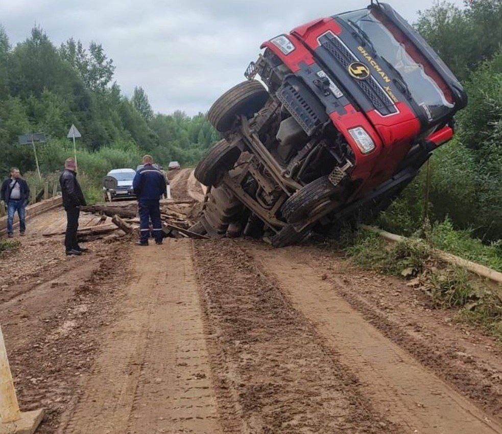 В Афанасьевском районе создали объезд разрушенного деревянного моста, который провалился под грузовиком