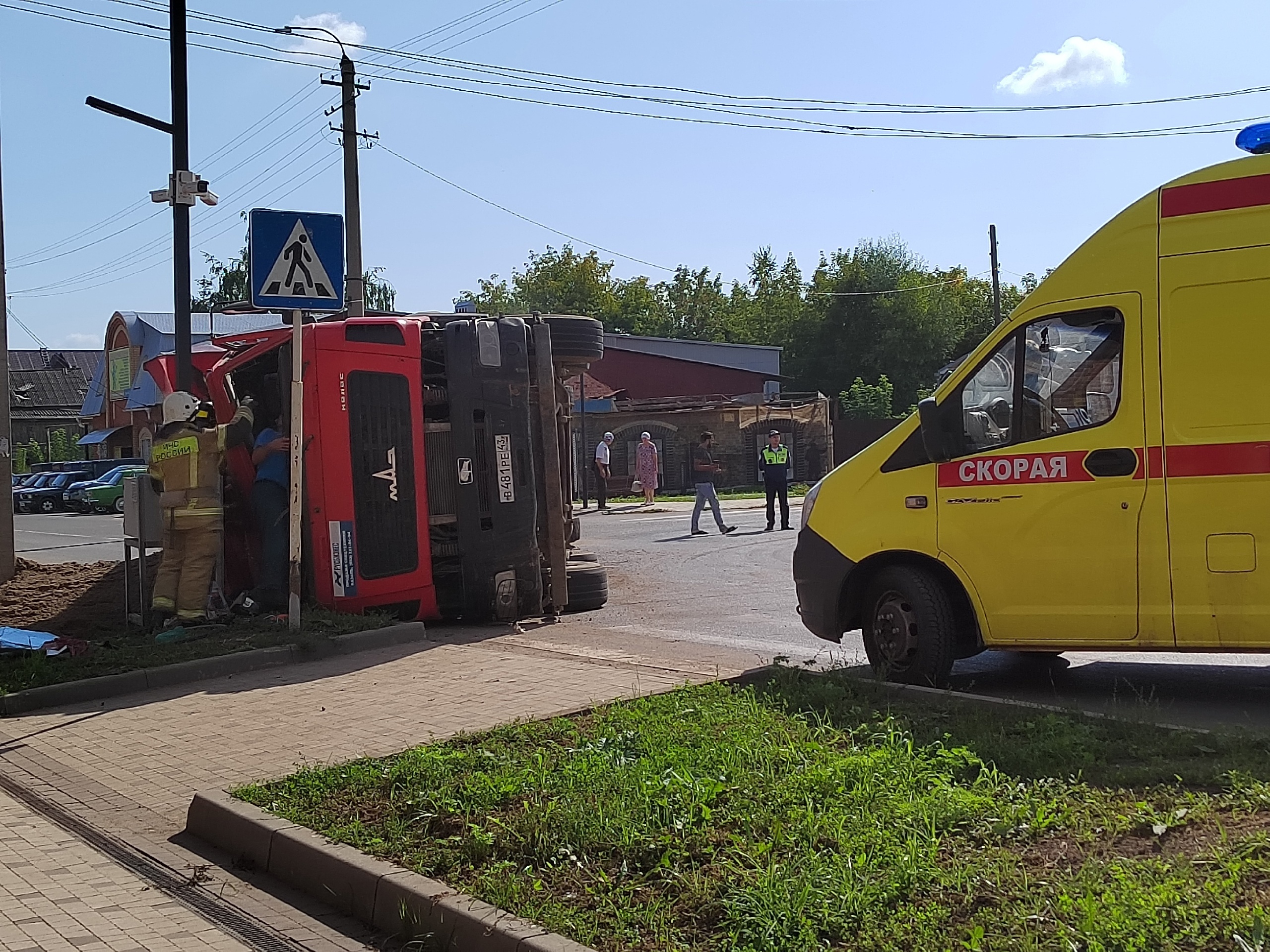 В Вятских Полянах груженый песком самосвал перевернулся на перекрестке