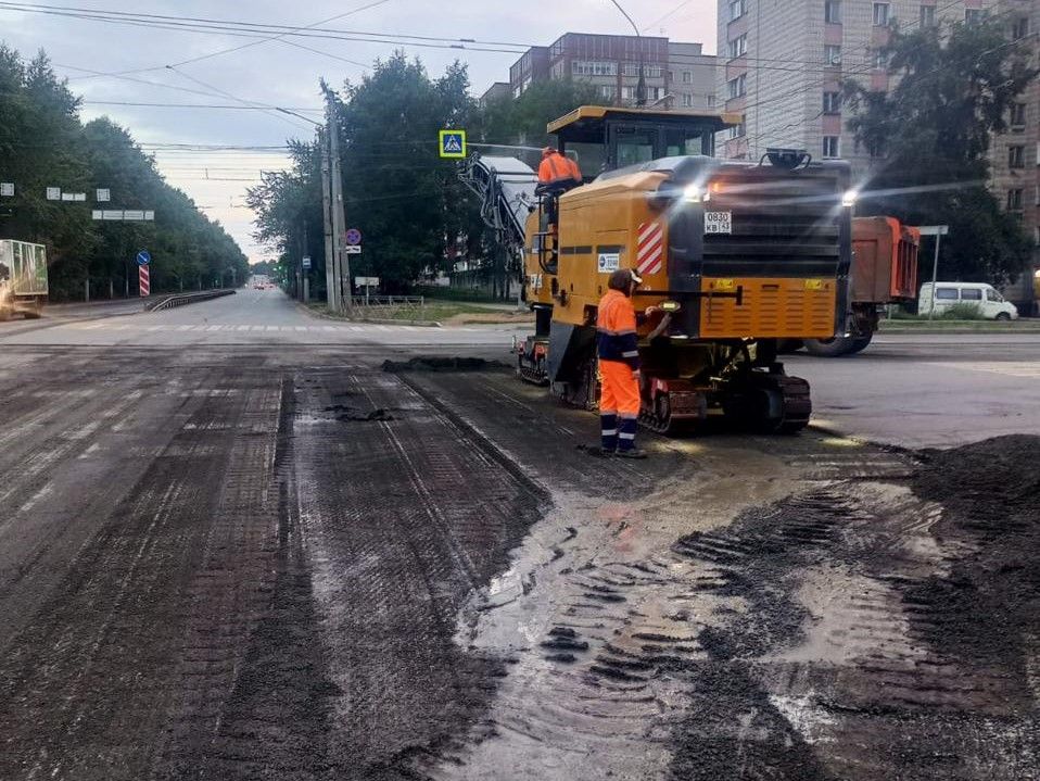 На центральных улицах Кирова продолжают убирать дорожные дефекты и колеи