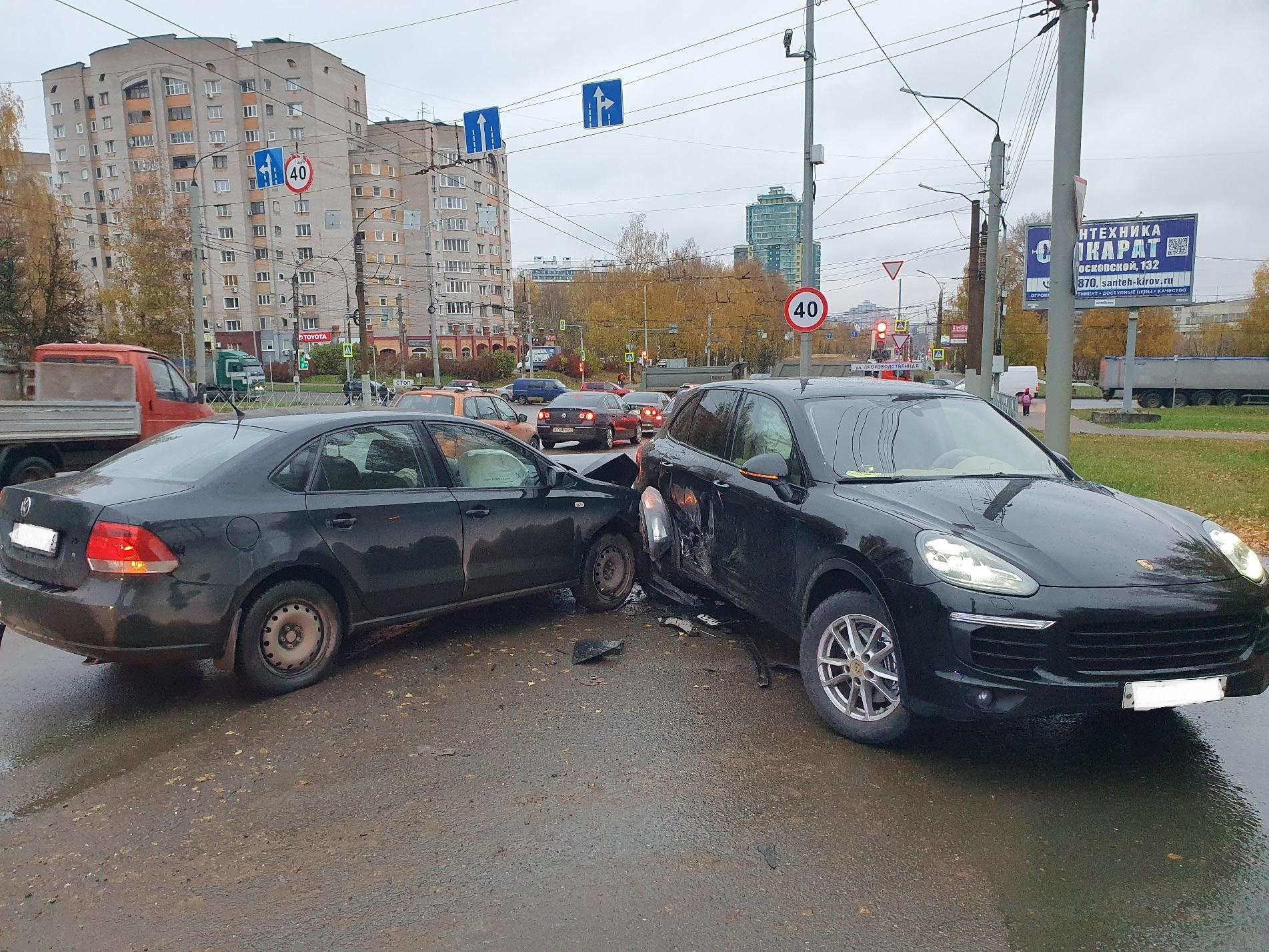 В Кирове на улице Московской столкнулись Porsche и Volkswagen: есть пострадавший