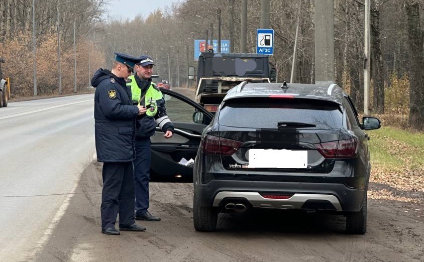 С 24 октября прав начнут лишать за эти вещи в подлокотнике: водителей ждет сюрприз