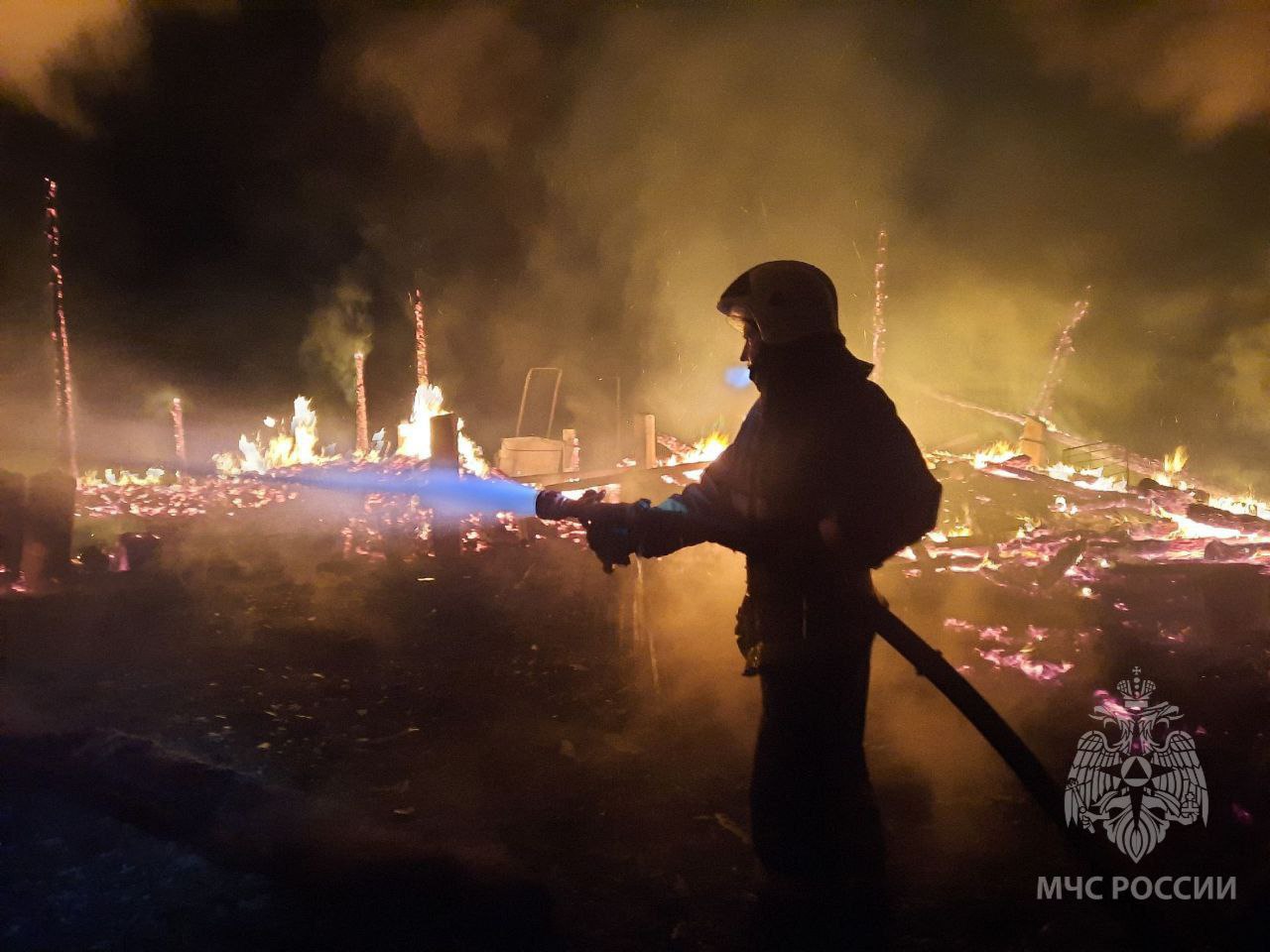 В Вятскополянском районе ночью загорелся частный хозблок