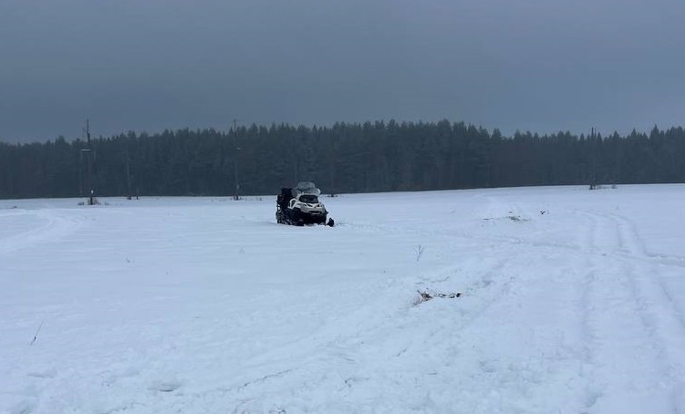 Под Кировом перевернулся снегоход: водитель погиб, 11-летний мальчик ранен