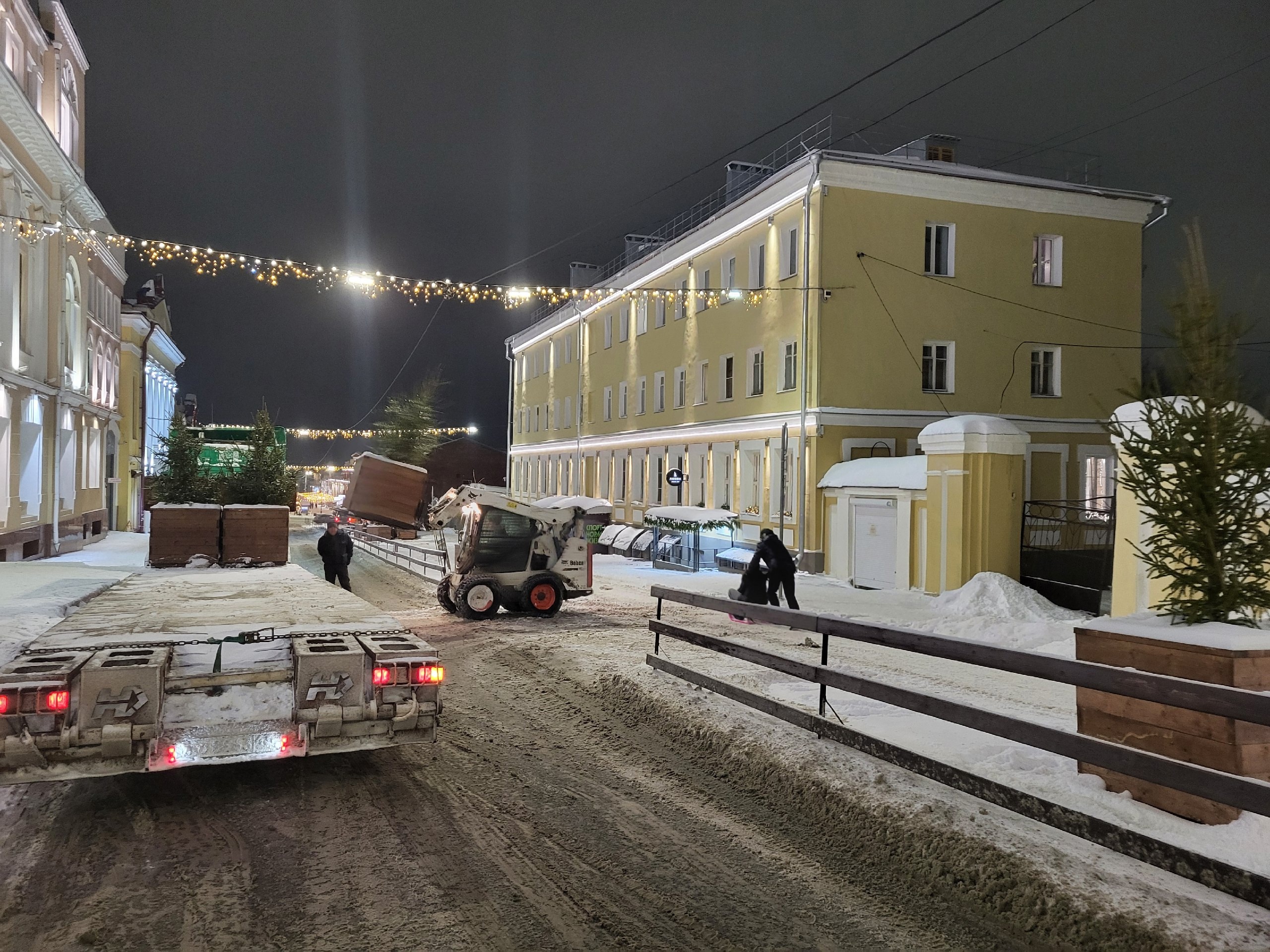 В Кирове с пешеходной Спасской убрали новогодние елки 