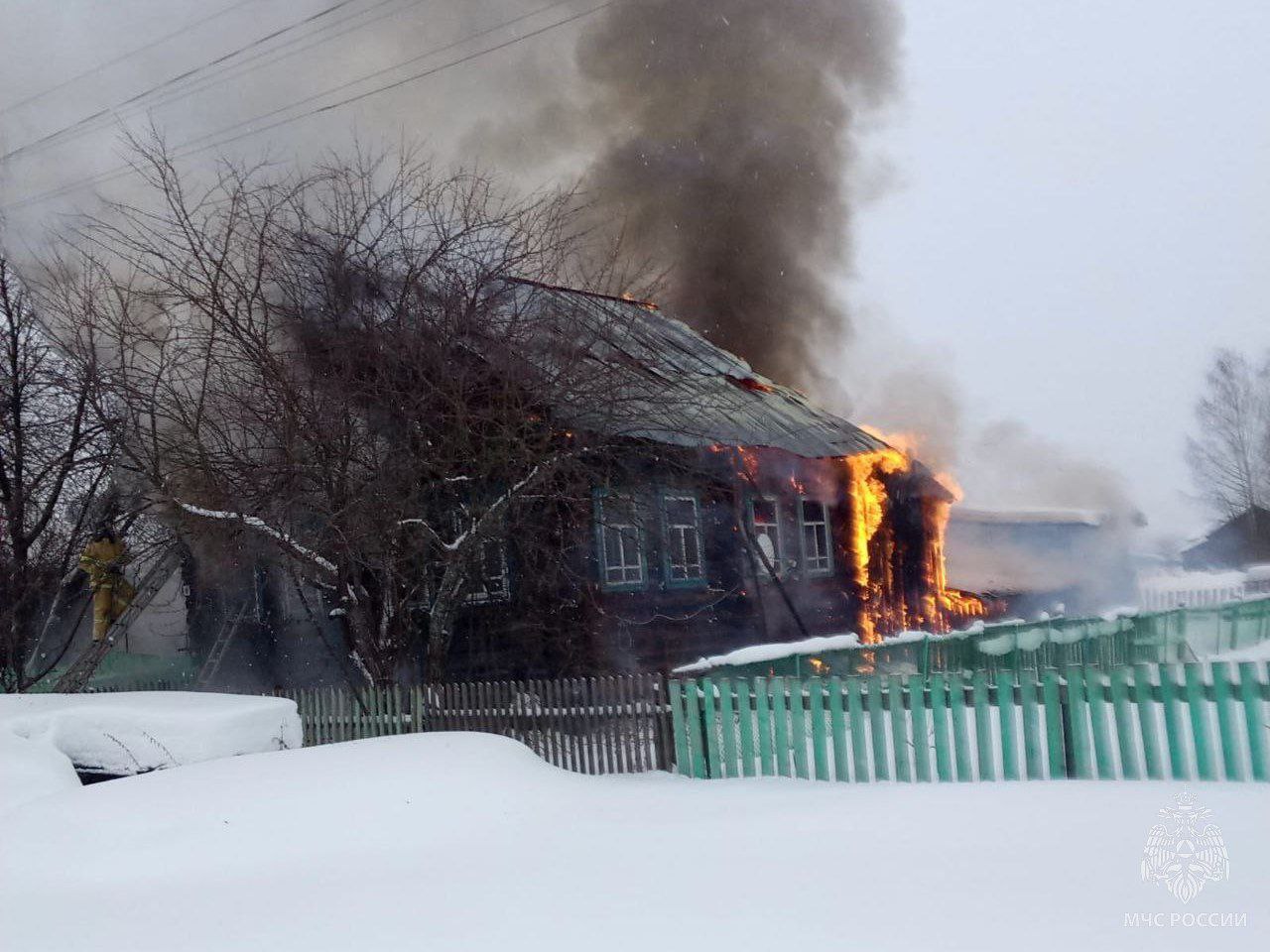 В Белохолуницком районе пожарные вытащили мужчину из огня, его жена погибла