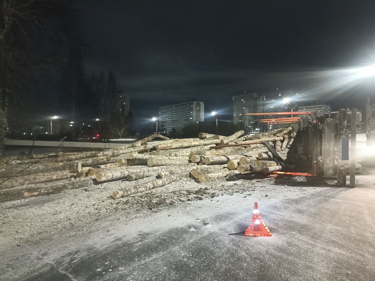 На въезде в Киров опрокинулся груженый лесовоз, водитель получил травмы