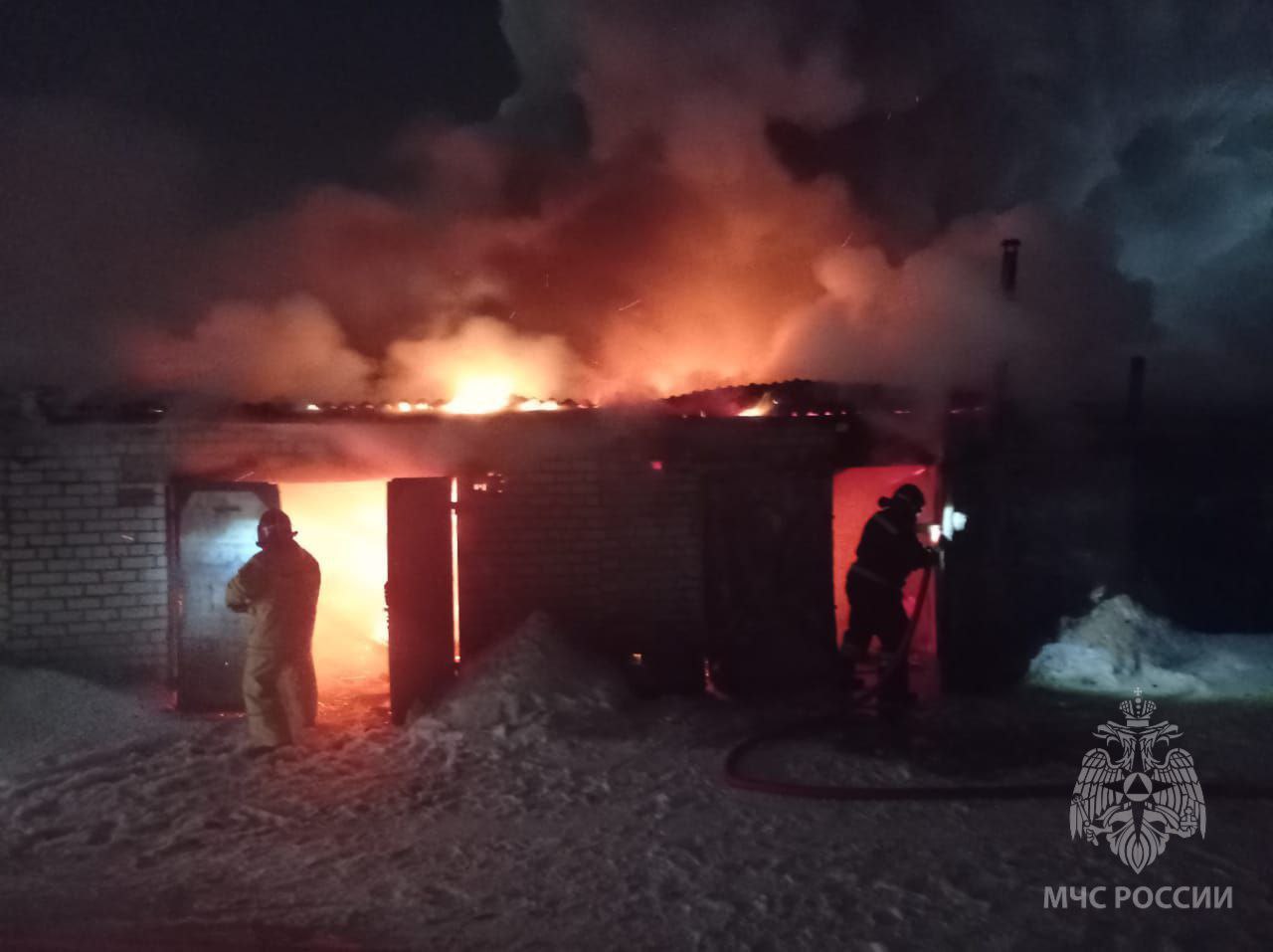 Шесть гаражей загорелись в Вятскополянском районе 