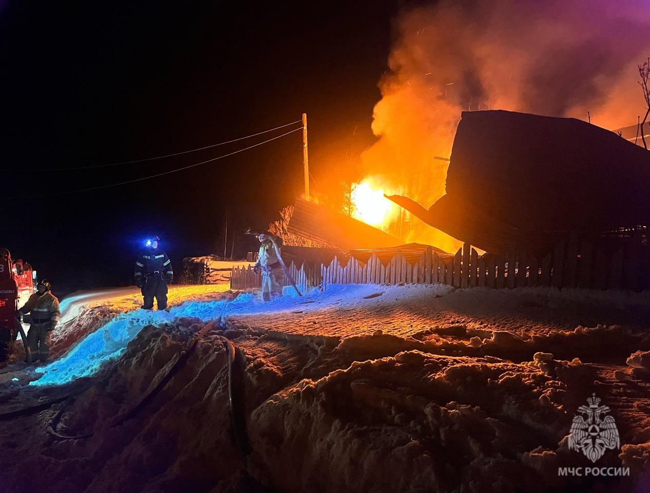 В Кировской области огонь уничтожил две бани и жилой дом