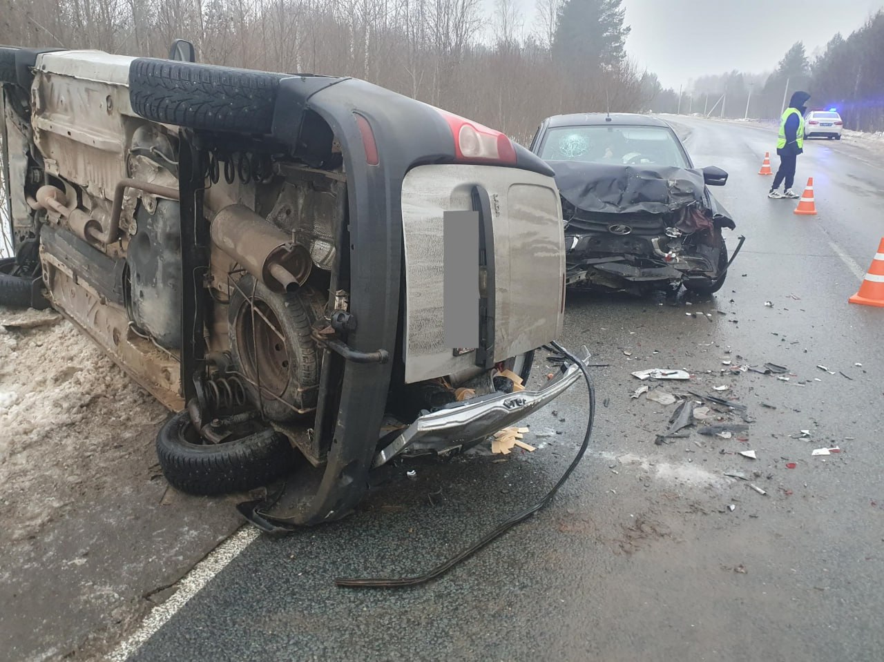 В Слободском районе два человека пострадали в жесткой аварии с опрокидыванием