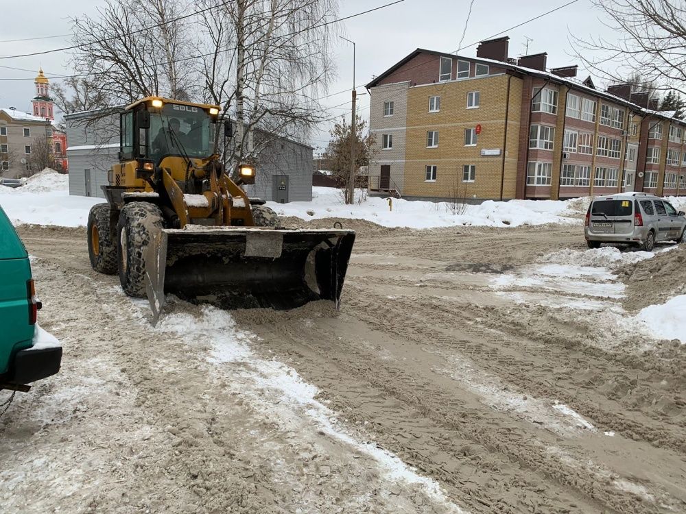 В Кирове вывезут снег с 16 улиц: в мэрии просят не парковать машины на участках