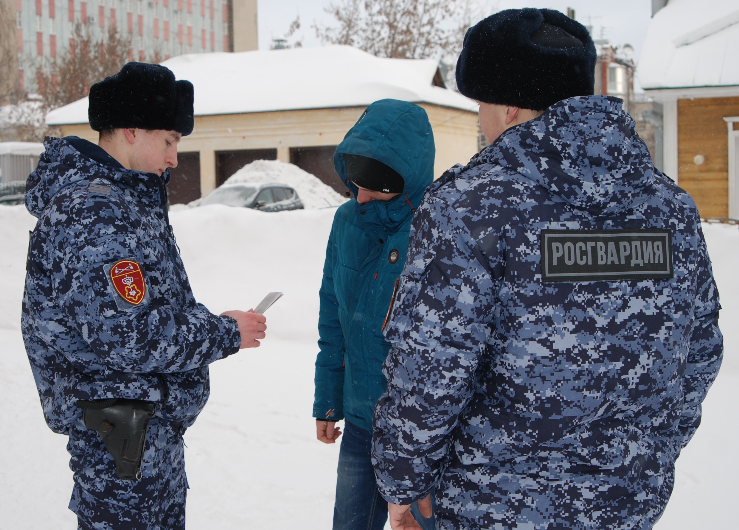 Житель Слободского ночью разбил окно административного здания 