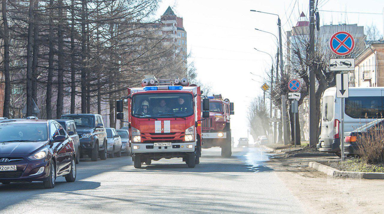 Пожарные тушили возгорание на улице Дерендяева в Кирове