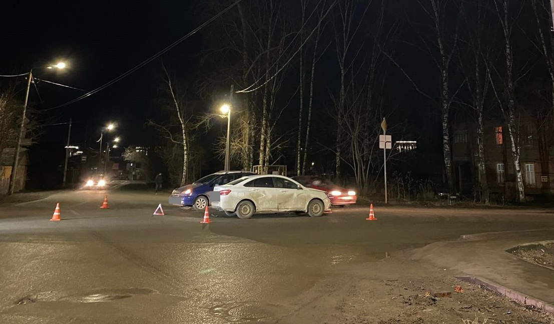 В Кирове две автоледи не поделили дорогу: пострадала восьмилетняя девочка