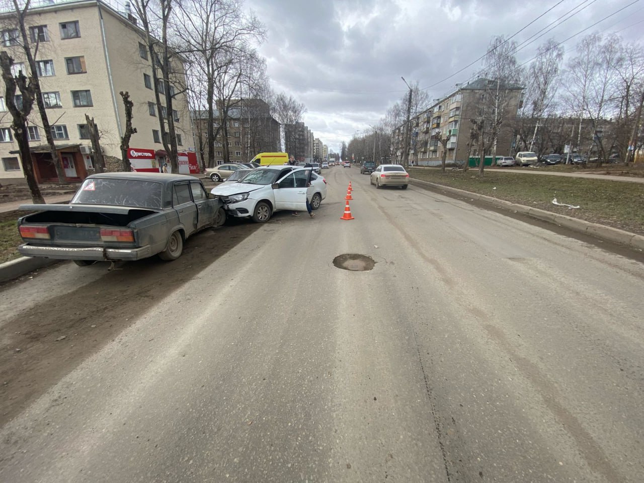 Любовная драма стала причиной тарана двух авто водителем Lada Granta в Кирове