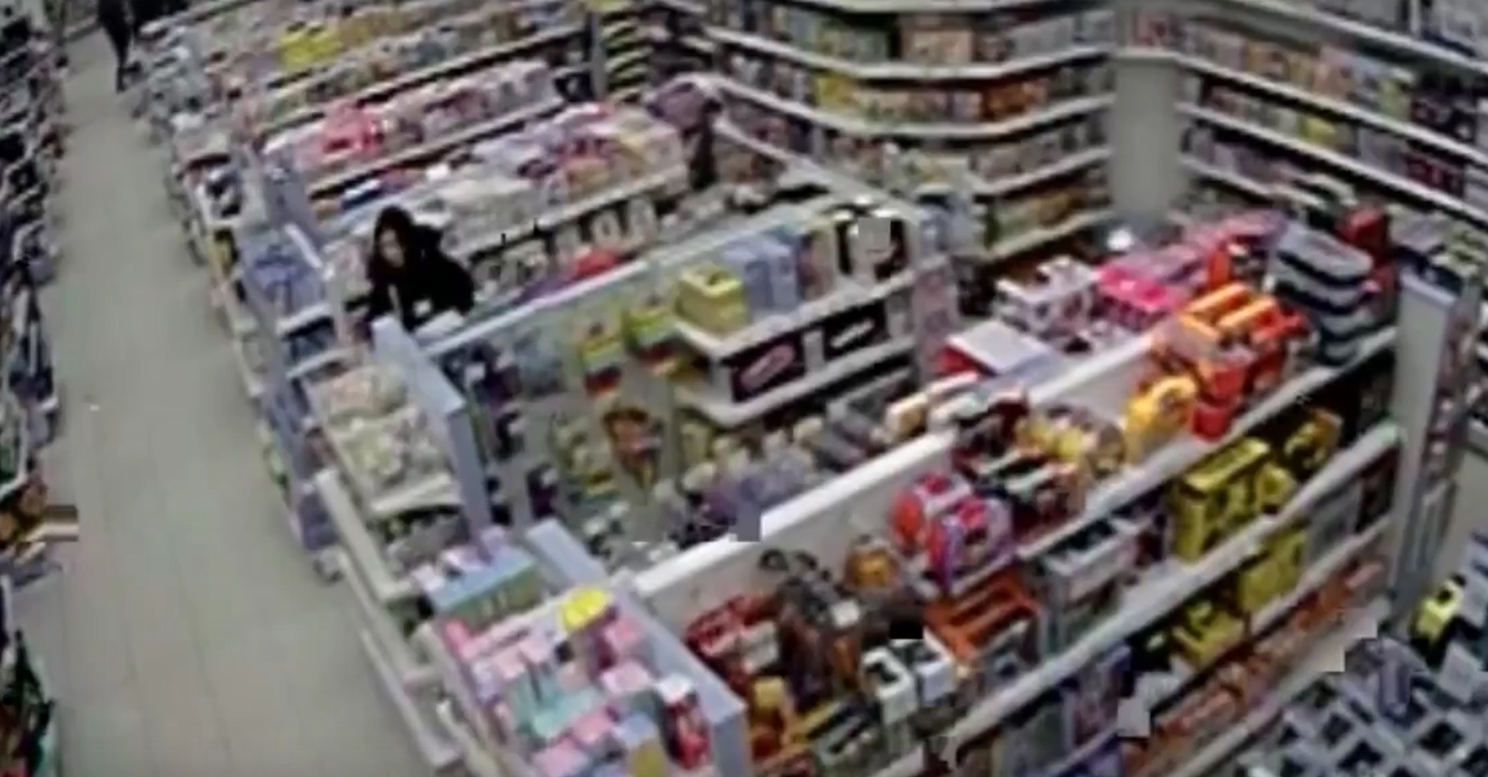 В Кирове женщина украла товары из детского магазина: видео