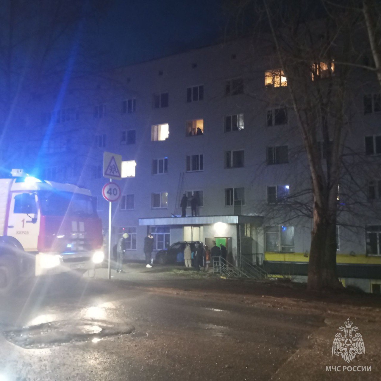 Мужчину с ребенком спасатели спускали по лестнице: подробности ночного пожара в многоэтажке на улице Чернышевского
