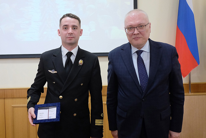 Кировские пилоты посадили неисправный самолет с пожарными на борту