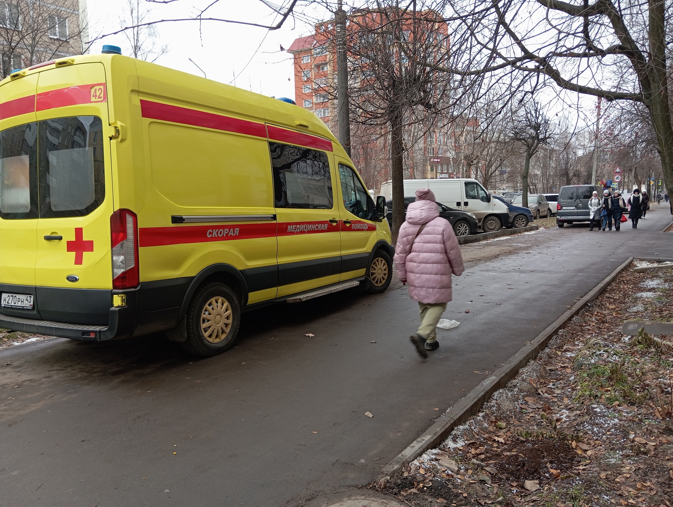 В Афанасьевском районе работник полез на крышу чистить снег и рухнул с высоты