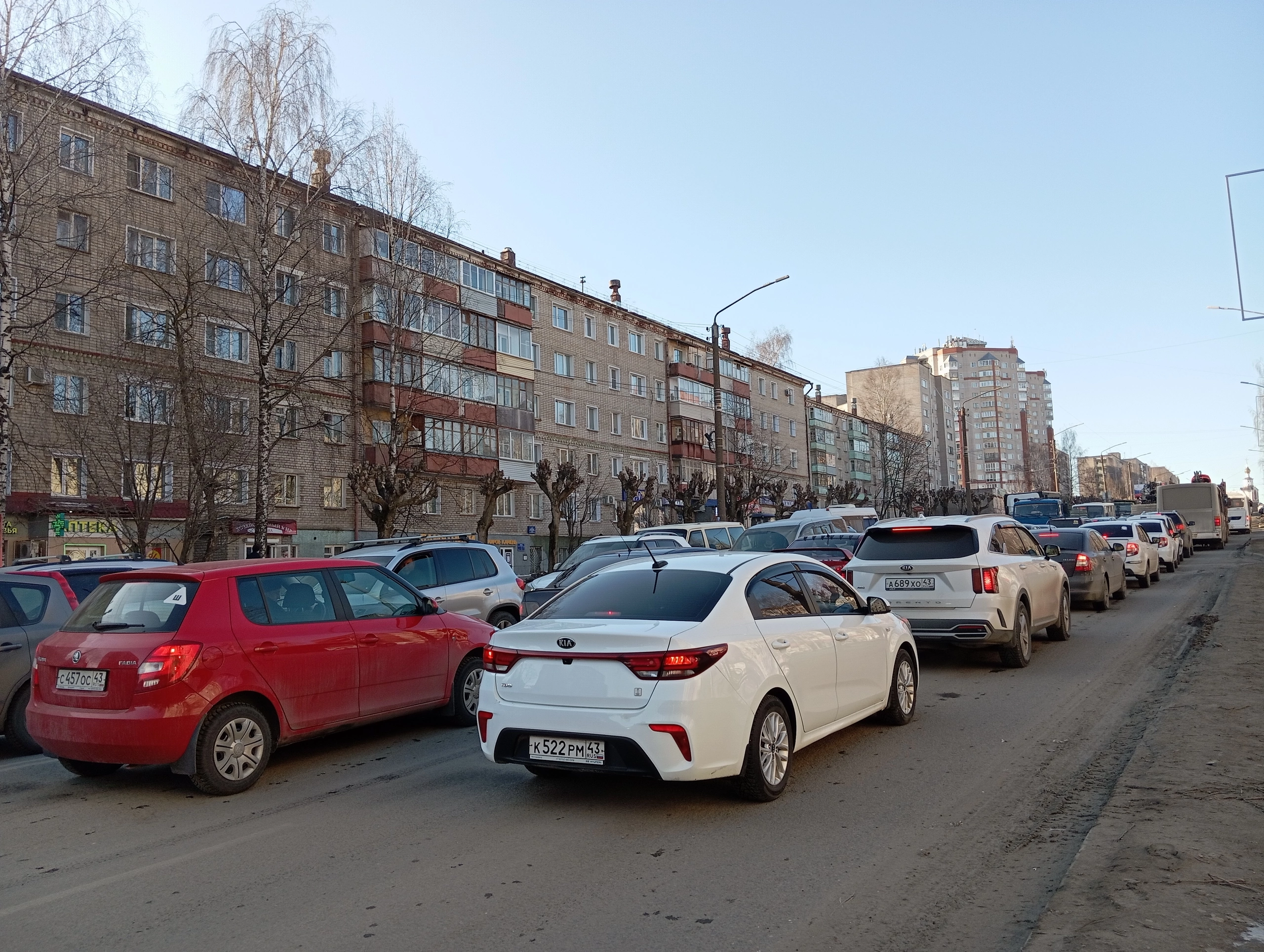 "Достали километровые заторы!": ежедневно в часы пик кировчане "стоят" в пробках на улице Лепсе