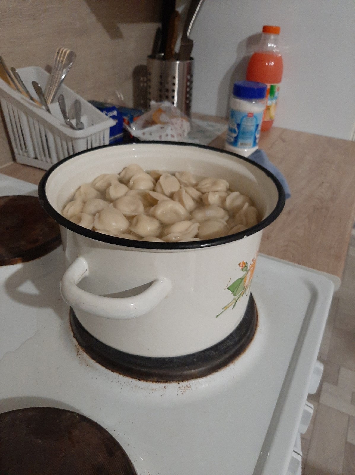 Почему нельзя бросать пельмени в кипящую воду. Запомните раз и навсегда