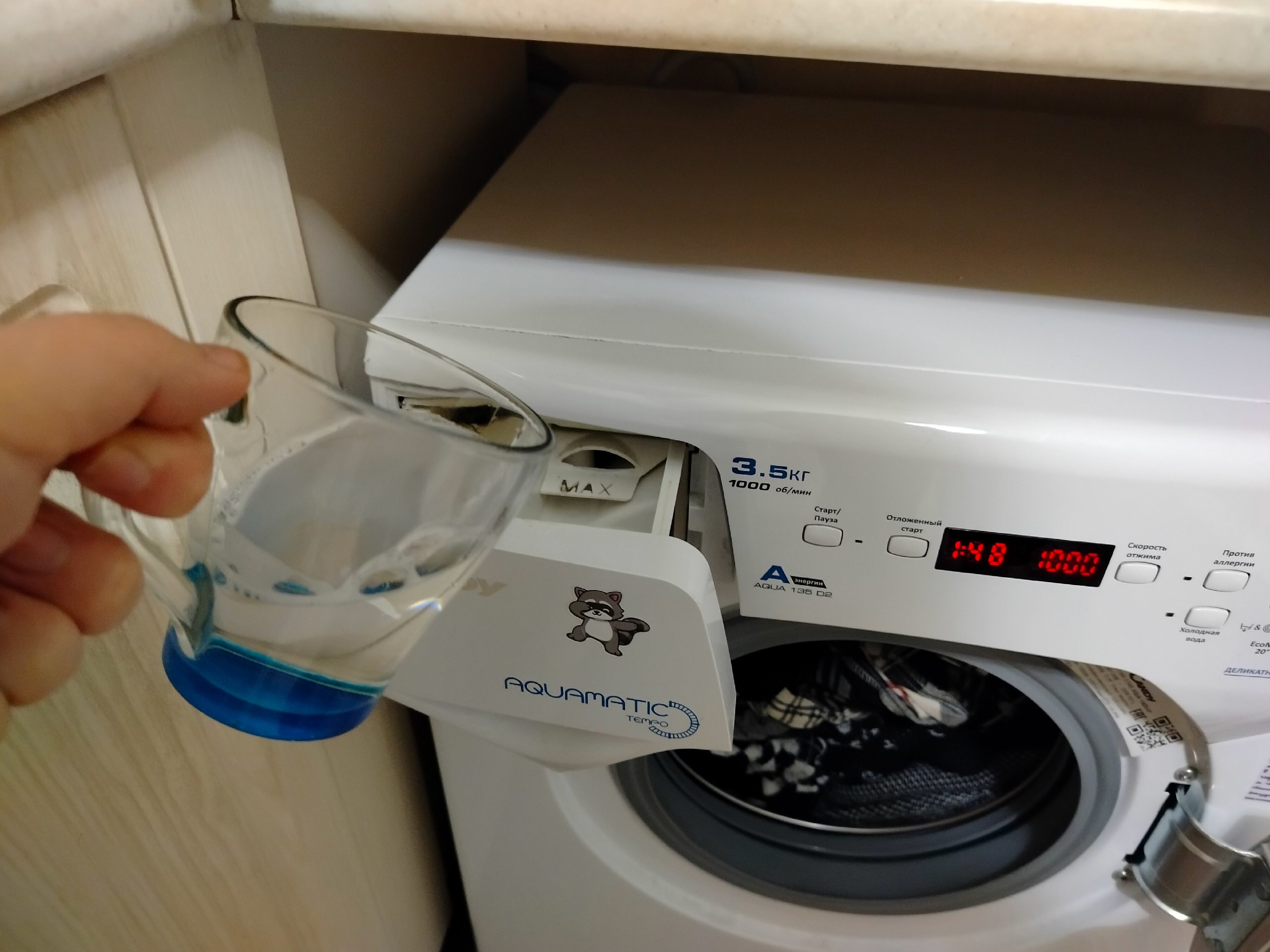 Почему вещи в машинке перестали отстирываться? Оказалось, что большинство хозяек сыпят порошок не туда