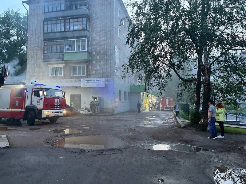 На пожар в кировском магазине выезжали 6 пожарных расчетов и 16 огнеборцев