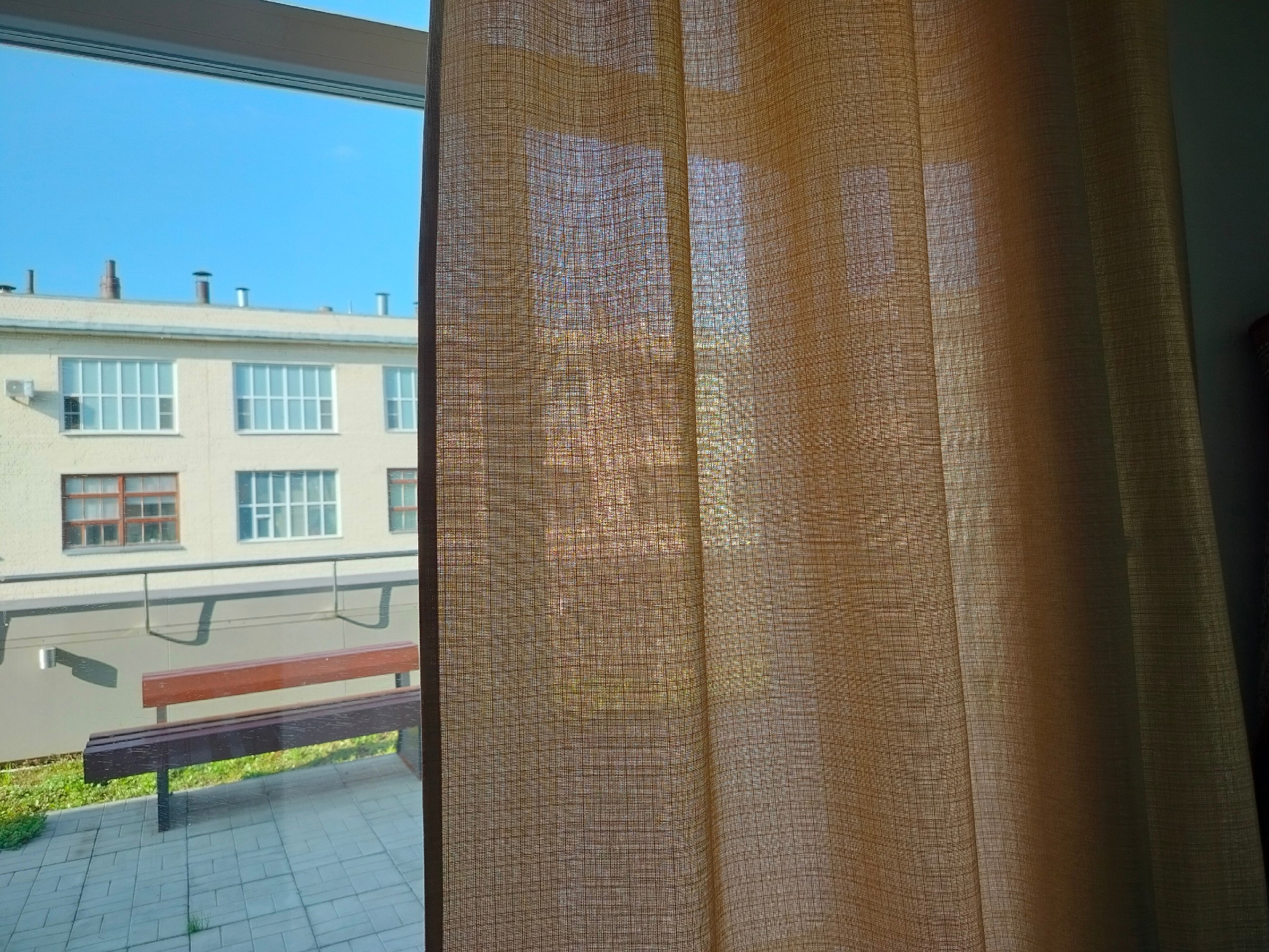 На окна ничего не клею и кондиционер не включаю: стащила идею у южан - дома свежо даже в дьявольскую жару