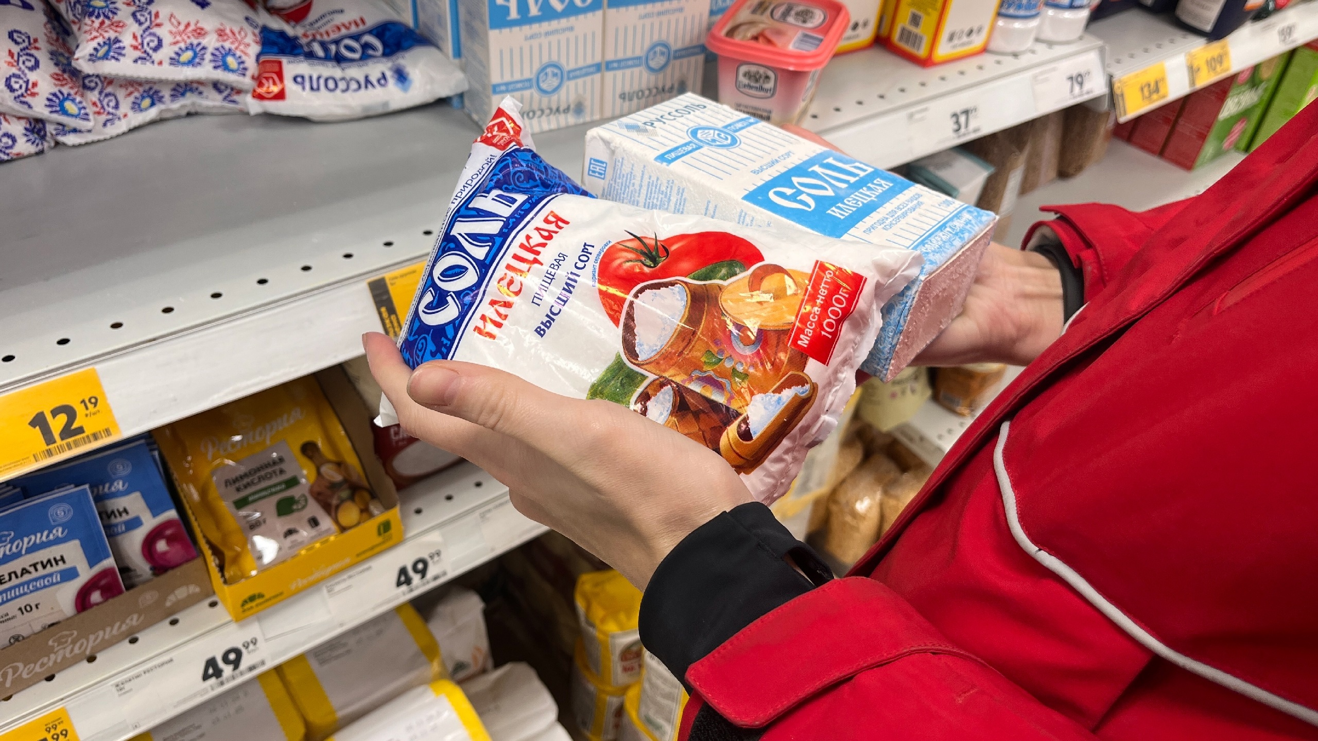 Начала мыть полы солёной водой — перемены в доме заметила вся семья: 2 причины добавить соль в ведро