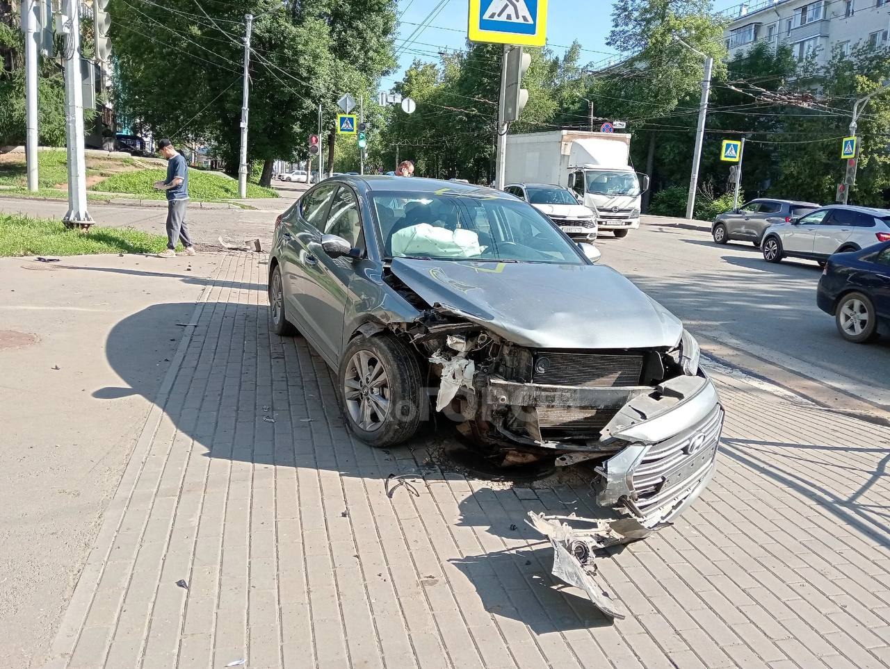 Один человек пострадал при столкновении двух авто в Кирове: появились детали ДТП