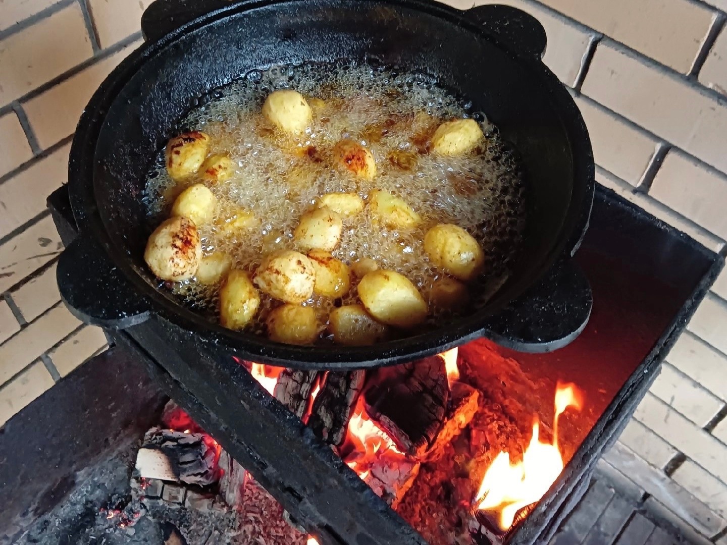 Только не масло: вот на чем надо жарить картошечку до хрустящей корочки — метод трех ложек