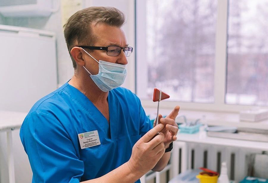 Уникальная операция: кировские хирурги спасли 14-летнюю девочку от паралича, удалив кисты в позвоночнике