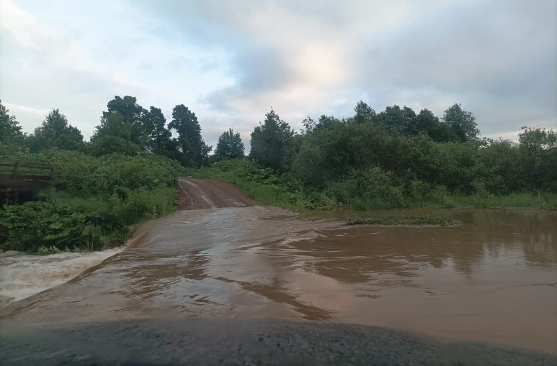 Из-за ливня мост в Кировской области ушел под воду