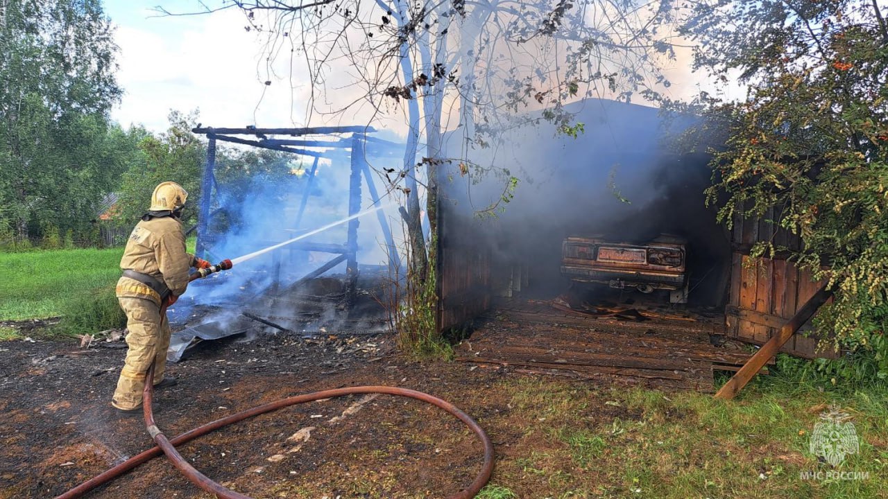 Под Котельничем пламя уничтожило дом, гараж и машину: найдены признаки поджога