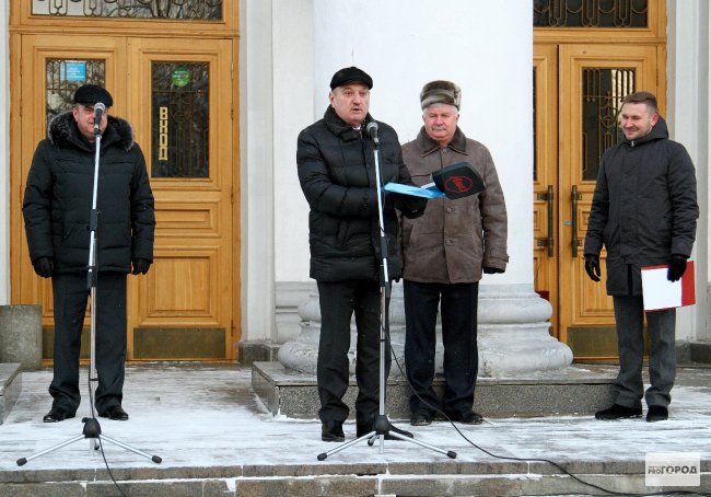 Каким образом городские чиновники вручают