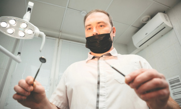 Материал, бренд, цена: на что в первую очередь обращать внимание при выборе зубного импланта